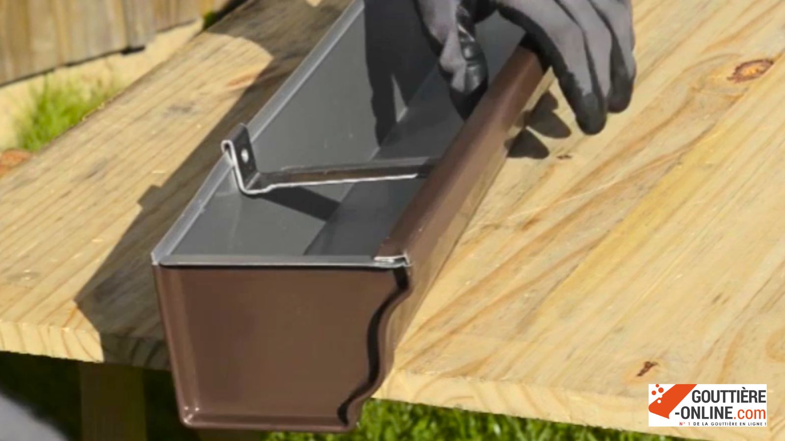 emboîtement fond gouttière aluminium détail