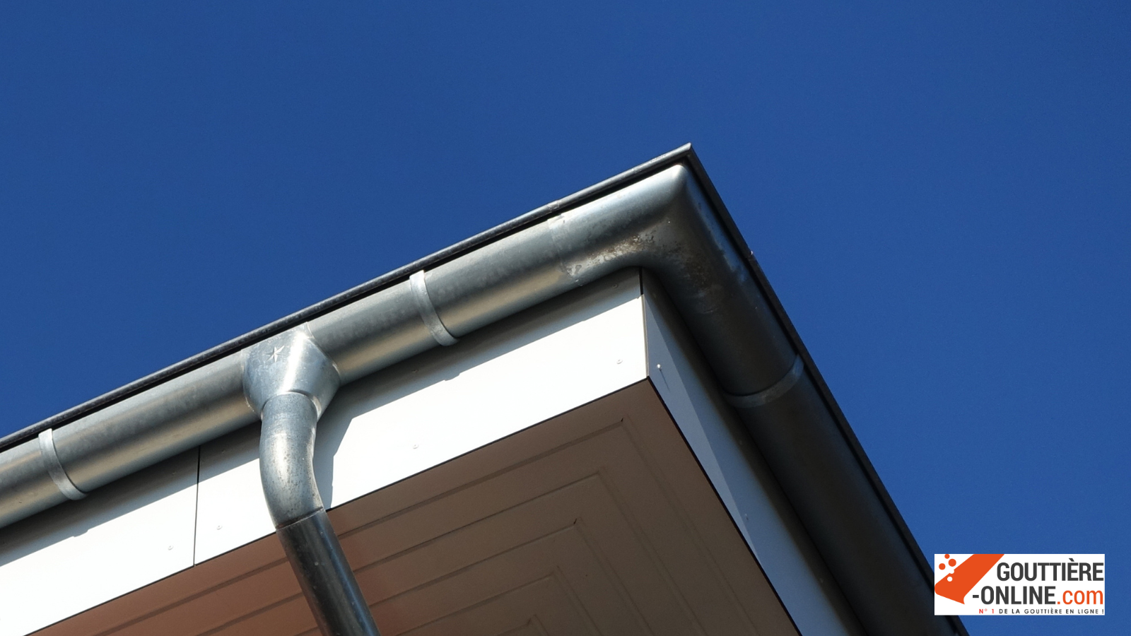 Application silicone sur raccord angle extérieur zinc DEV 16 et gouttière demi-ronde